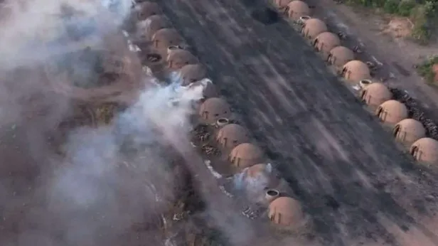 Foto aérea de carvoaria na Fazenda São Paulo, em Grajaú (MA), de responsabilidade de Sirlei. Segundo o MPT, a produção de carvão vegetal integra o ciclo de avanço sobre áreas de vegetação nativa: a madeira retirada para abrir espaço à agropecuária é transformada em insumo para a siderurgia.