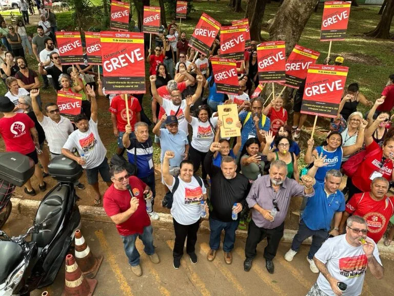 Técnicos-administrativos em educação na greve em 2024