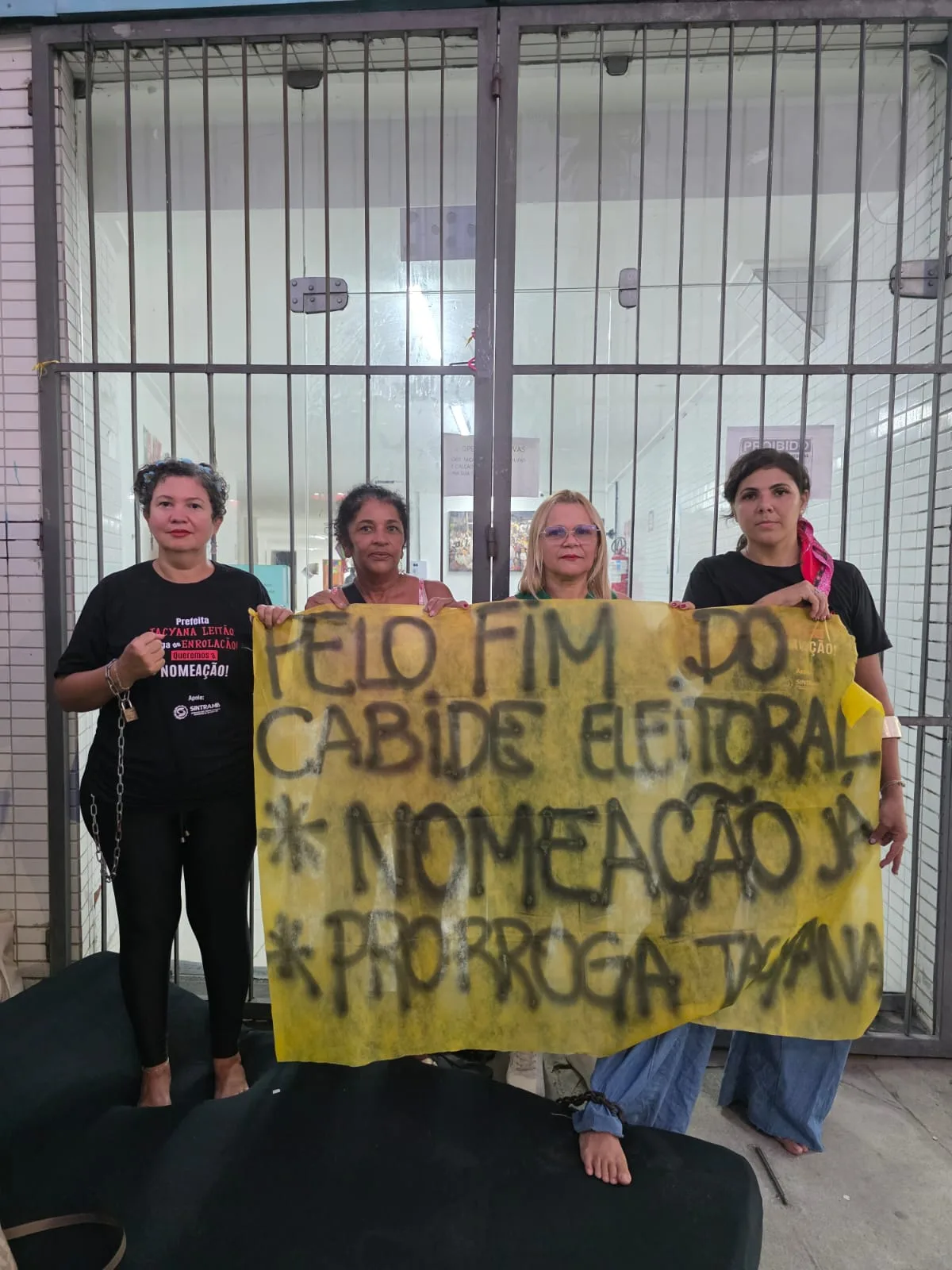Aprovadas em concurso público protestam por convocação na cidade de Bayeux.