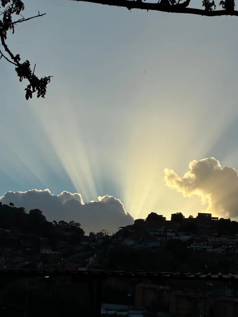 Final de tarde na comuna do Forte Tiuna, quando fomos ouvir os relatos de quem sofreu o bombardeio de 3 de janeiro de 2026