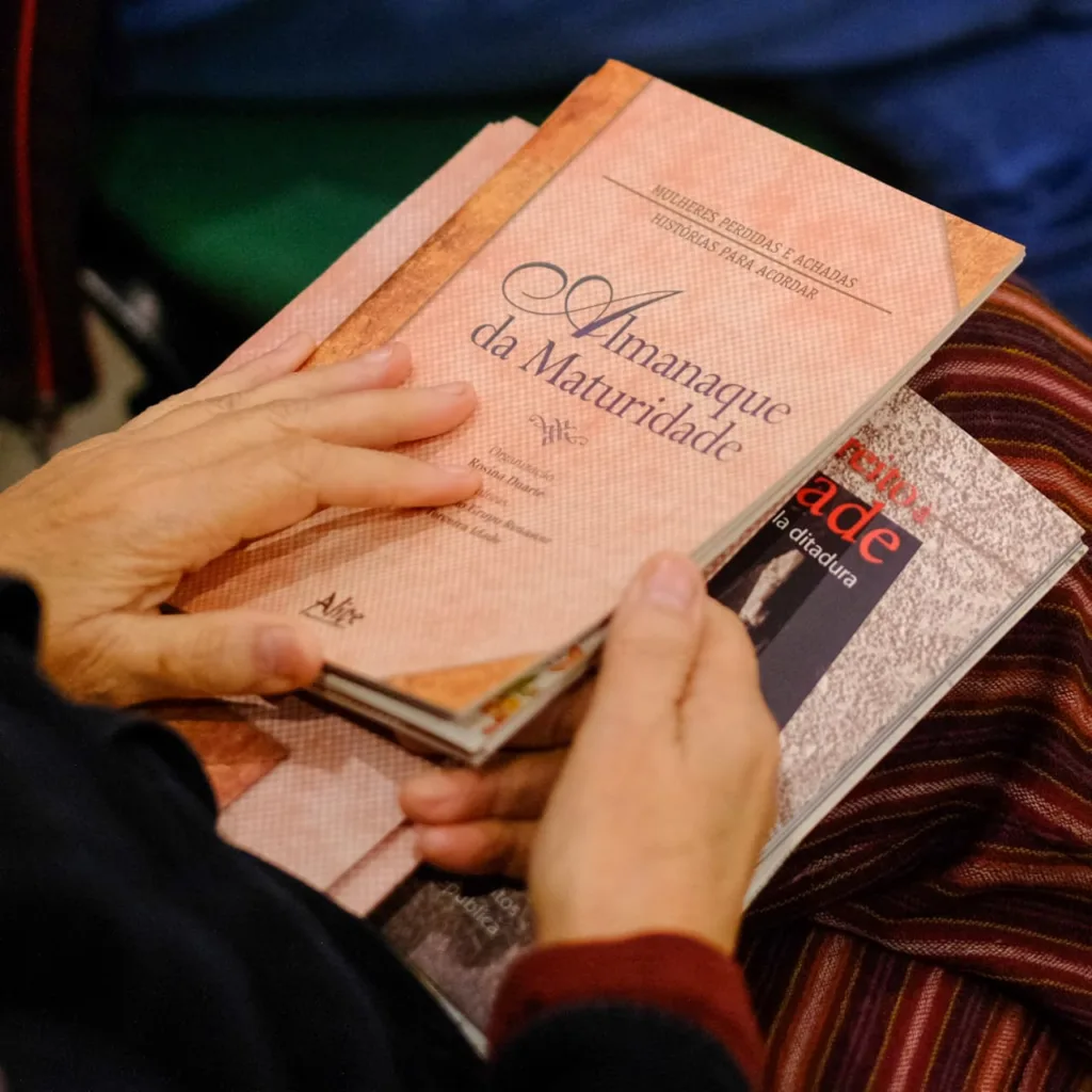 As rodas de leitura e escrita coletiva produzem poesia, conto, prosa, crônica, entre outros