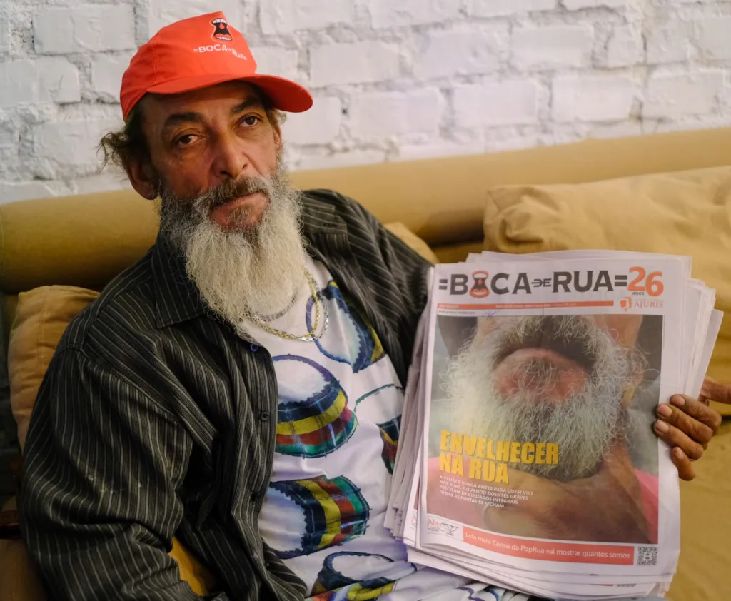 Jó Elias, que mostra a sua barba branca na capa da última edição, é um dos mais antigos do grupo