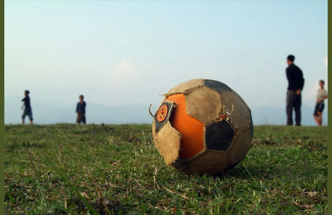 A bola bateu em seu joelho esquerdo, depois no direito, então acertou o juiz do VAR e ricocheteou na direção do arqueiro. Gol.