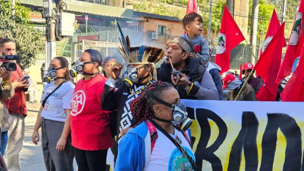 Mobilização reuniu moradores, indígenas, catadores e movimentos populares para denunciar riscos ambientais e à saúde associados ao projeto