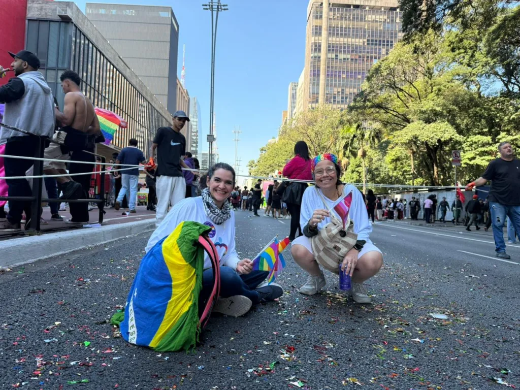 Simone participa da Parada do Orgulho LGBT+ de SP ao lado da família
