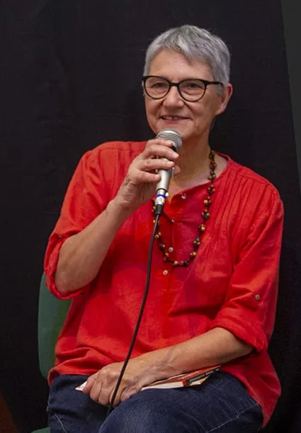 Cristina Pozzobon, artista plástica e jornalista, é a diagramadora do jornal Boca de Rua