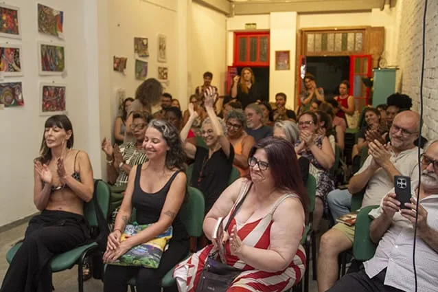 No espaço multiuso, também acontecem oficinas, exposições, saraus, shows, debates e feiras