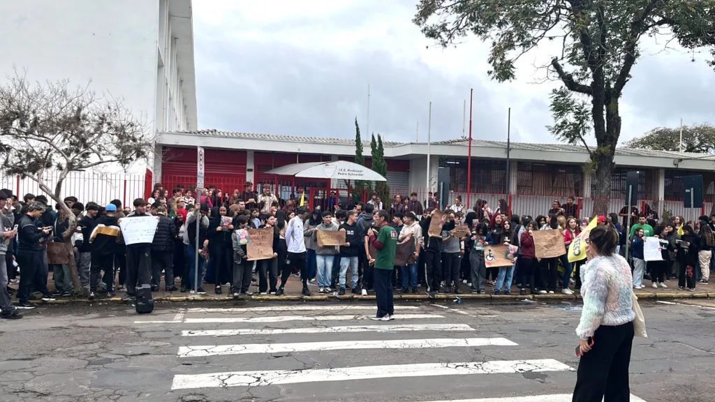 Estudantes do Pedrinho organizaram manifesta&ccedil;&atilde;o contra a PPP
