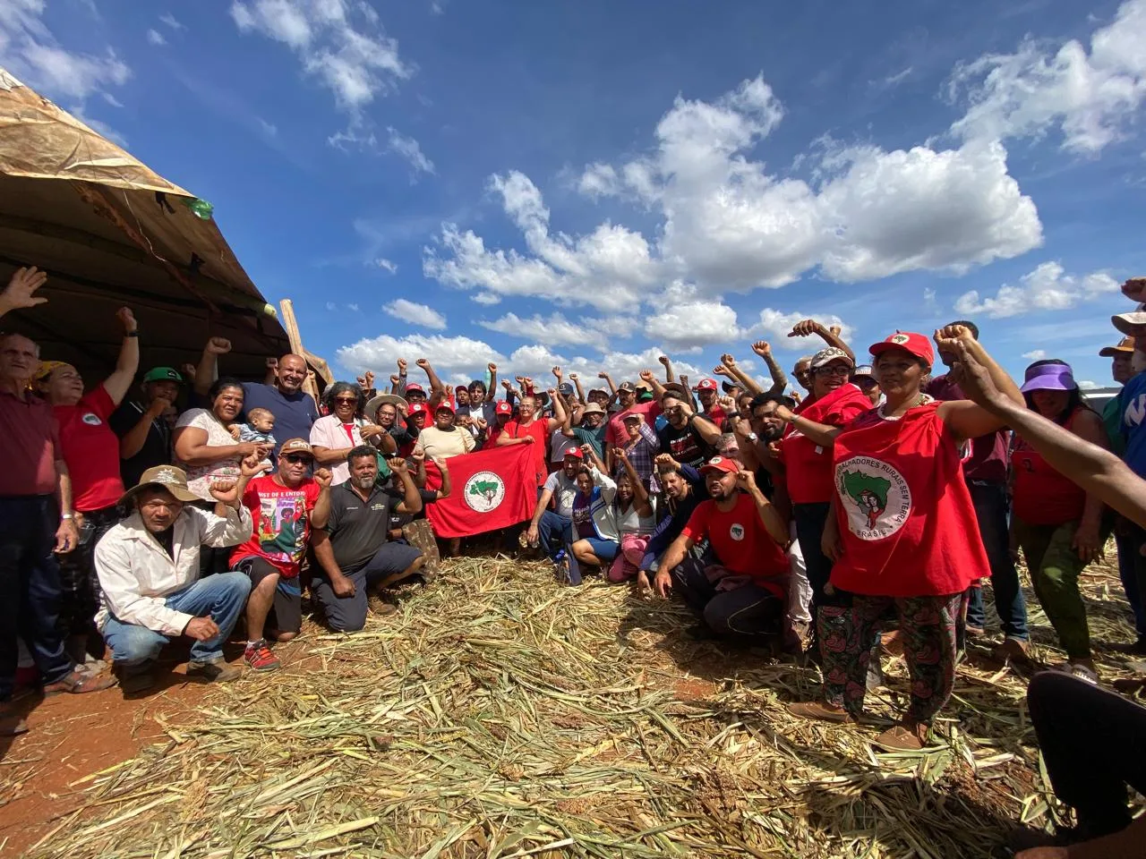 Famílias organizam estrutura coletiva no novo acampamento em Planaltina, marcado por plantio de mudas e defesa da produção agroecológica no Cerrado.