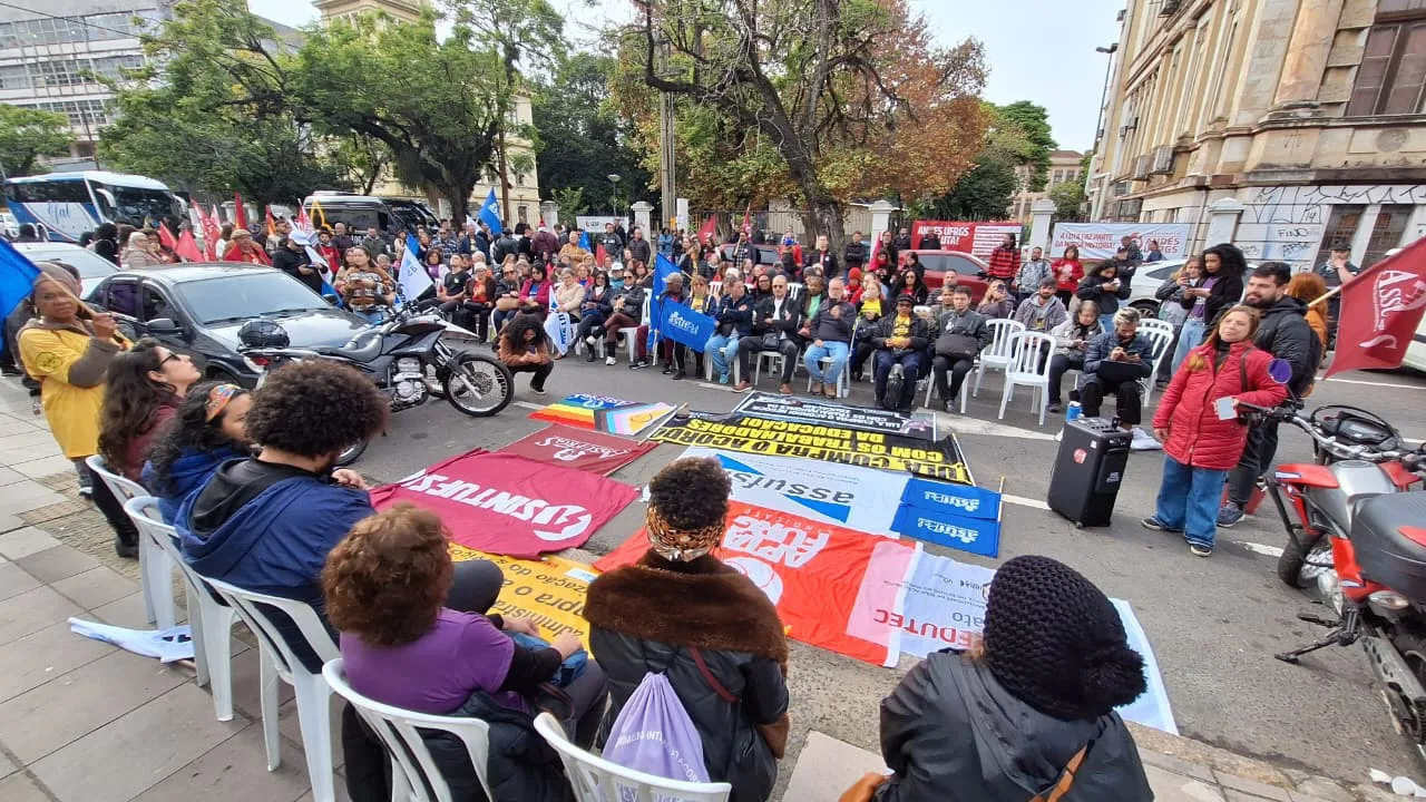 Manifestação convocada pela Assufrgs Sindicato bloqueou a entrada do Campus Centro da UFRGS e realizou assembleia em frente ao portão