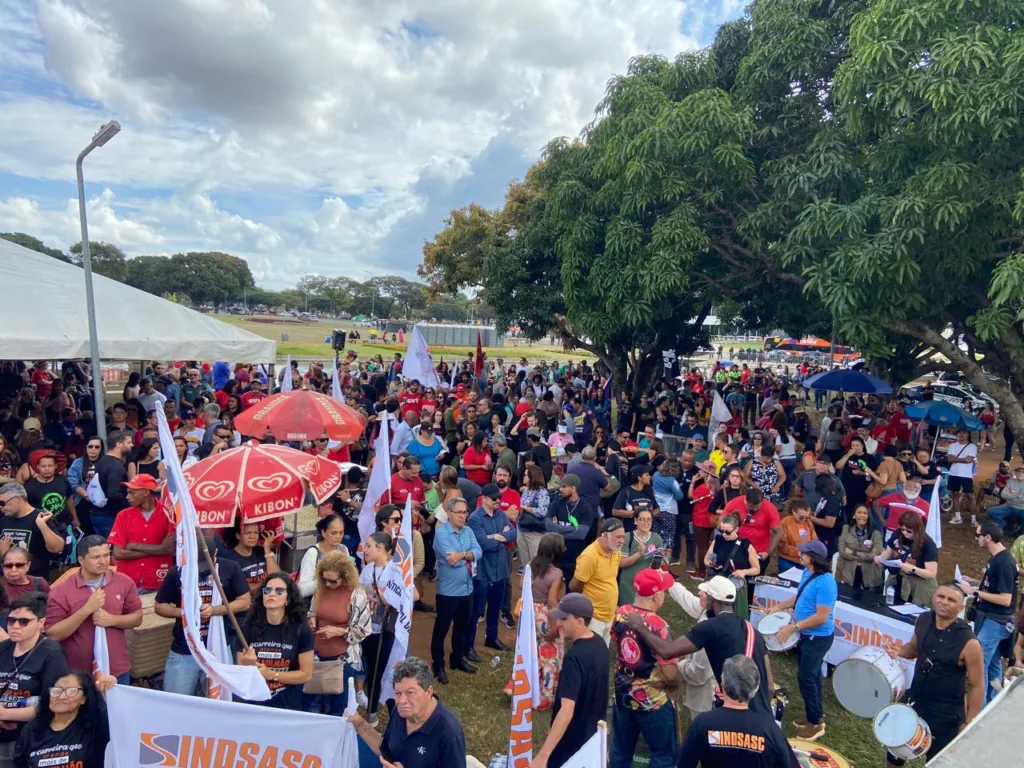 Servidores de diferentes categorias do Distrito Federal se reuniram na Praça do Buriti para protestar contra o acordo que prevê medidas de ajuste fiscal após a crise envolvendo o BRB e o Banco Master.