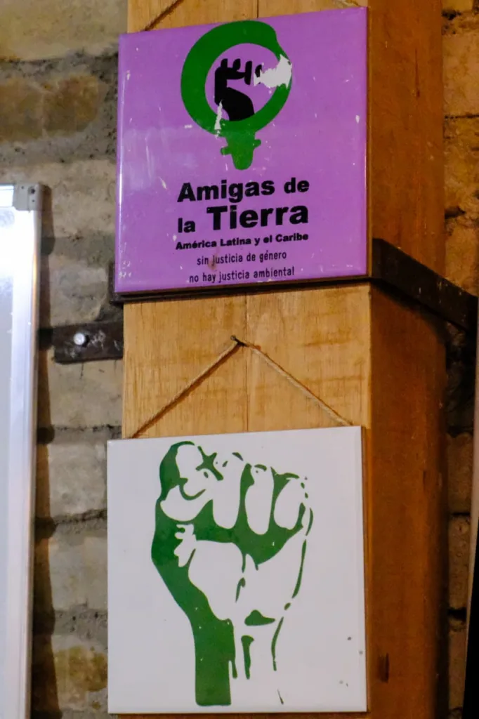 O símbolo oficial da ATBR é um círculo verde, com um punho cerrado, significando luta por justiça ambiental