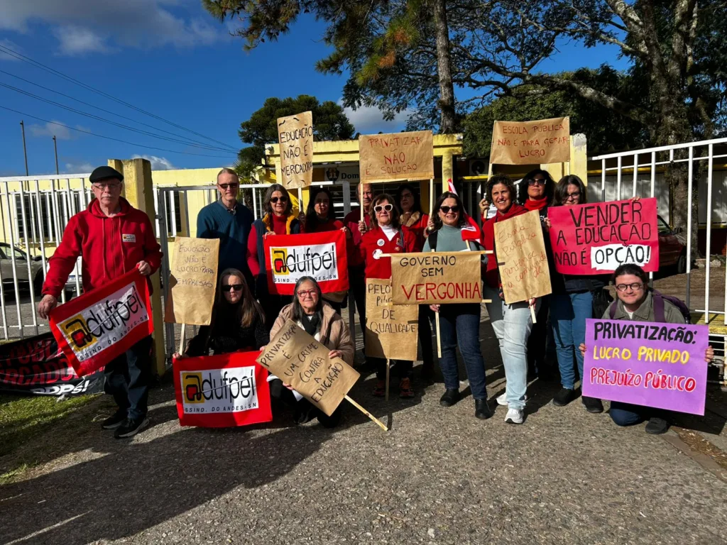 Ato em frente ao Colégio Estadual Dom João Braga, em Pelotas, uma das quatro escolas do município incluídas no projeto de PPP da educação
