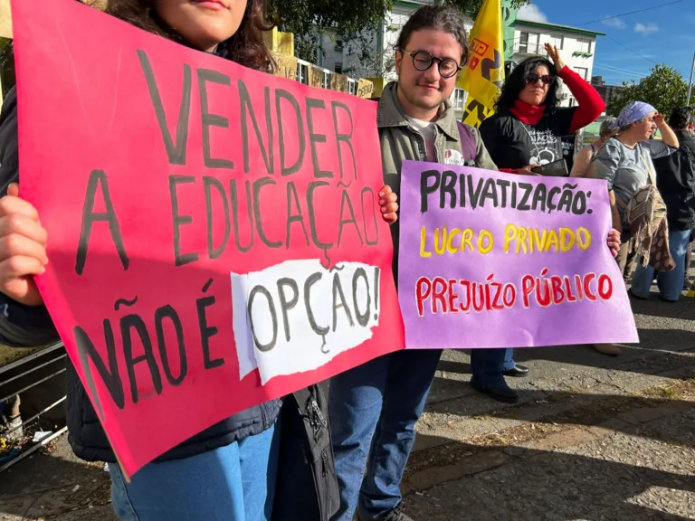 Ato em Pelotas reúne educadores e estudantes contra PPP das escolas estaduais