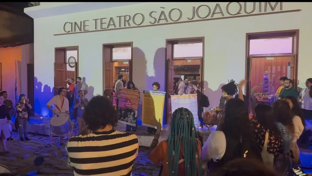 Estudantes, professores, egressos e artistas realizaram ato em frente ao Cine Teatro São Joaquim durante a abertura do Fica 2026, na capital goiana.