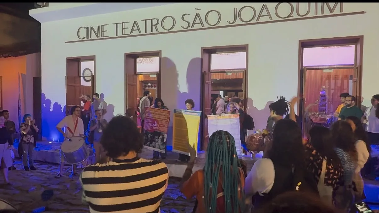 Estudantes, professores, egressos e artistas realizaram ato em frente ao Cine Teatro São Joaquim durante a abertura do Fica 2026, na capital goiana.