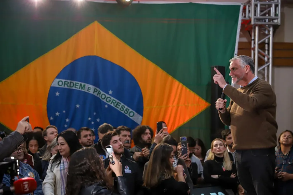“Nós estamos aqui, caminhando juntos, para enfrentar a extrema direita, para fazer com que o presidente Lula ganhe aqui no RS", afirmou Paulo Pimenta
