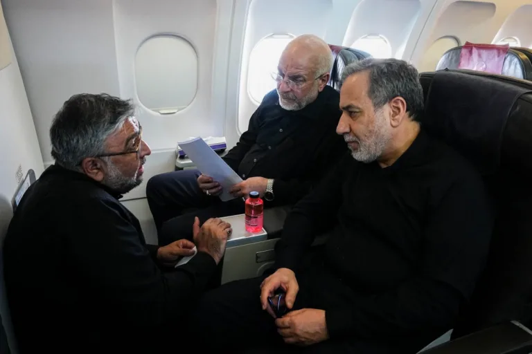Presidente do Parlamento e chefe da equipe de negociação do Irã, Mohammad Bagher Ghalibaf (centro), e o Ministro das Relações Exteriores iraniano, Abbas Araghchi (direita), a bordo do voo para Zurique