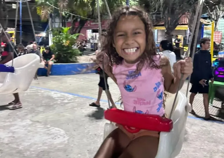 Criminosos afirmaram ser do Bope, diz mãe da menina morta com tiro na cabeça em Nova Iguaçu