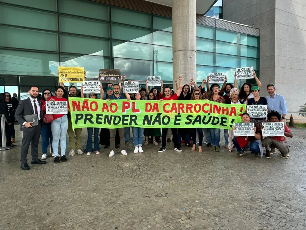 Manifestantes ocuparam a área em frente à Câmara Legislativa durante e cobraram mais debate sobre os impactos da proposta.