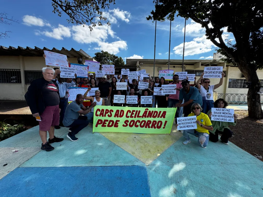 Usuários, familiares e trabalhadores se reuniram em frente à unidade para cobrar melhorias no atendimento e condições adequadas de funcionamento.