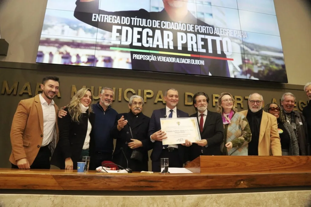 Homenagem contou com a participação de parlamentares, ex-prefeitos e lideranças políticas