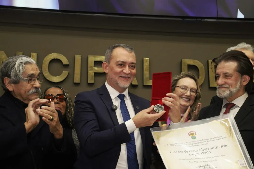 'Esta placa não ficará guardada em uma parede da minha casa como um simples troféu. Ela será um lembrete permanente da responsabilidade que assumo diante desta cidade', disse Edegar Pretto