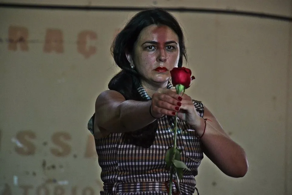 A atriz Camila Scudeler em cena com o espetáculo "Iara – A Dialética do Mito"