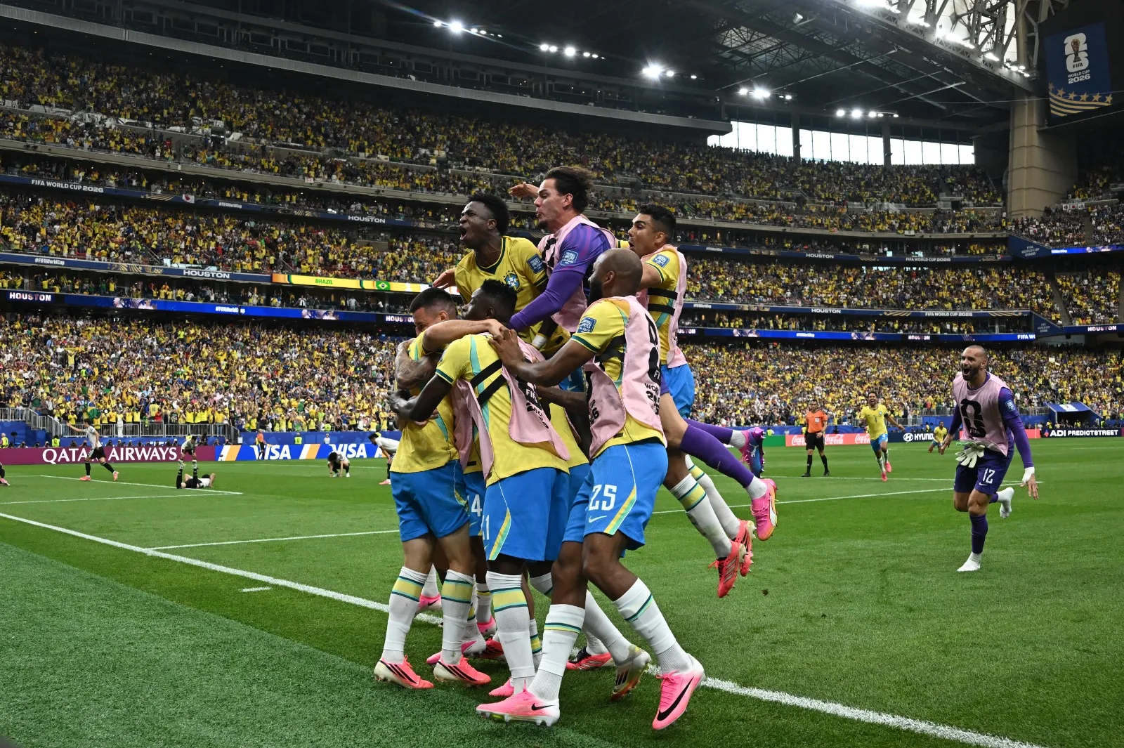 Seleção brasileira celebra após vitória por 2x1 contra o Japão