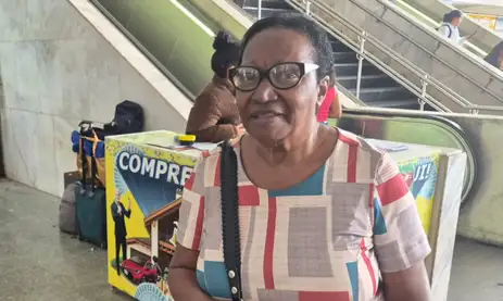 Helena Simão não paga mais passagem, mas lamenta a pouca frequência de ônibus na periferia