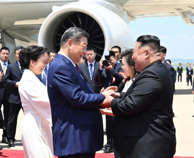 Xi diz a Kim que apoio da China à causa socialista da Coreia do Norte 'permanecerá inalterada'