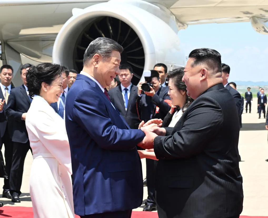 Kim Jong Un, secretário-geral do Partido dos Trabalhadores da Coreia e presidente da Comissão de Assuntos de Estado da RPDC, e sua esposa, Ri Sol Ju, recebem Xi Jinping, secretário-geral do Comitê Central do Partido Comunista da China e presidente chinês e sua esposa, Peng Liyuan, no aeroporto de Pyongyang na segunda-feira, 8 de junho de 2026.