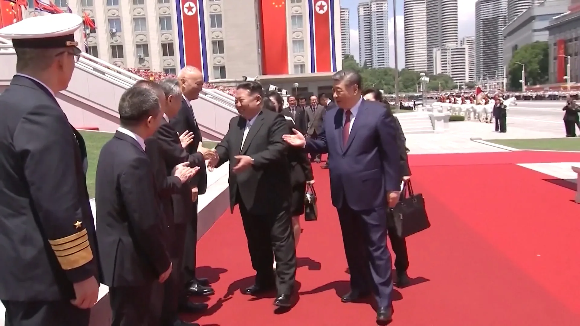Presidente chinês Xi Jinping apresenta o chanceler chinês Wang Yi, como parte da delegação ao presidente da Comissão de Assuntos de Estado da RPDC, Kim Jong Un, durante cerimônia de recepção em Pyongyang. 8 de junho de 2026