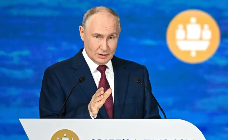 Presidente russo, Vladimir Putin, participa do Fórum Econômico Internacional de São Petersburgo, em 5 de junho de 2026