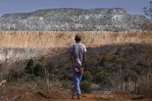 Mostra “Zona de Sacrifício: do ouro ao pó” retrata impactos da mineração no Vale do Jequitinhonha (MG)