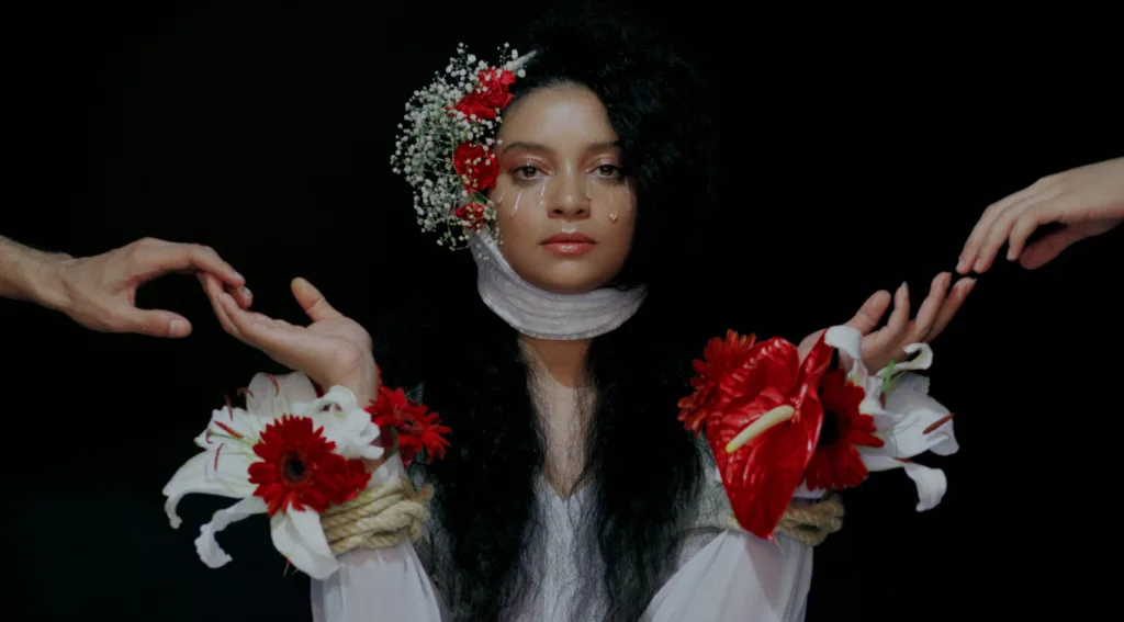MC Tha define o atual espetáculo como uma transição entre o repertório já conhecido e o trabalho que ainda está por vir.