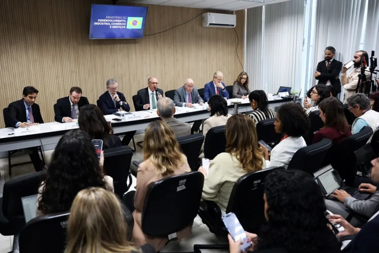 Governo federal reforça apoio à indústria e aos exportadores para driblar tarifaço dos EUA
