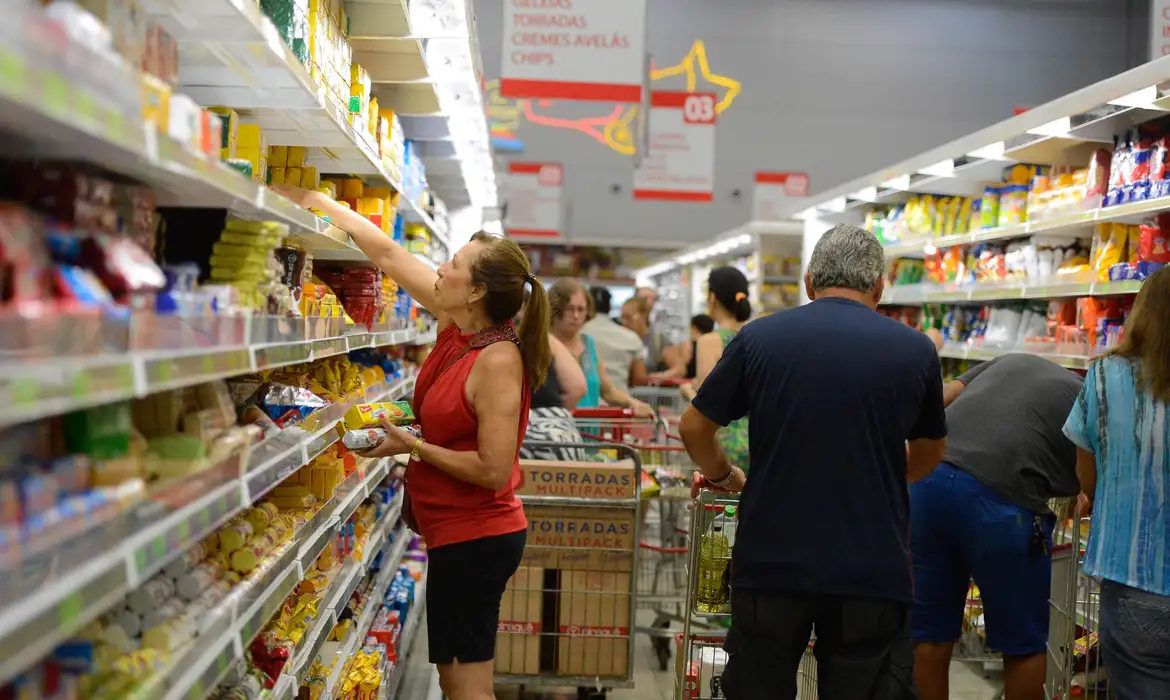 Mulher faz compras no supermercado