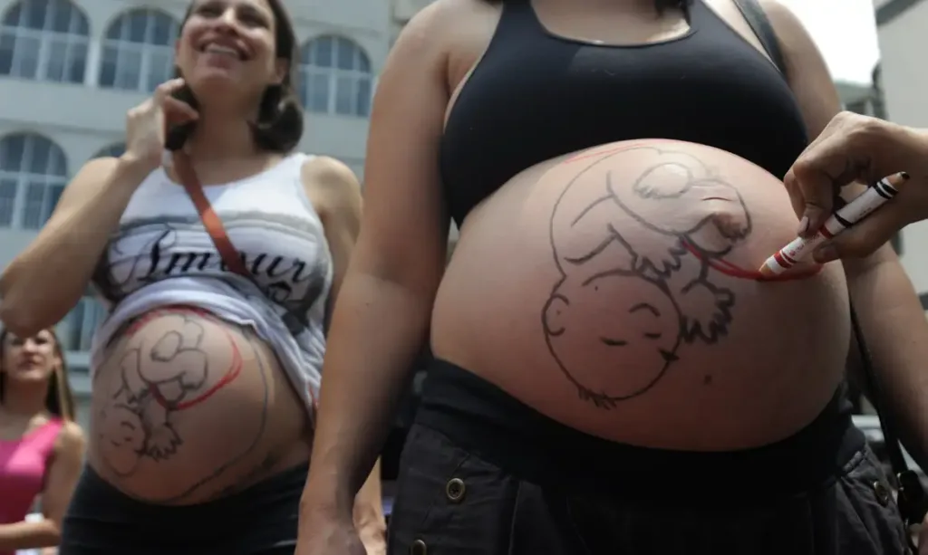 No Brasil, a proporção de cesarianas passa de 60%, se aproximando de 90% na rede privada