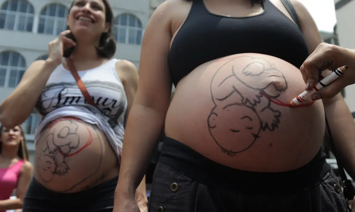 No Brasil, a proporção de cesarianas passa de 60%, se aproximando de 90% na rede privada