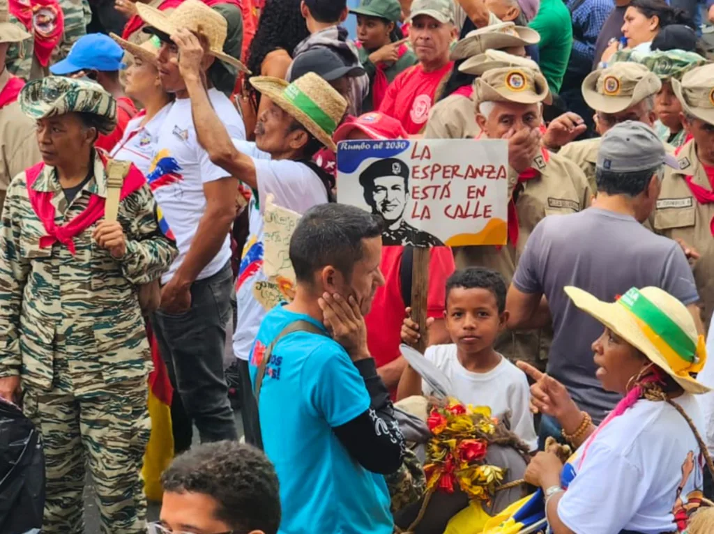 Criança segura cartaz com o rosto de Chávez e os dizeres: "A esperança está nas ruas", durante ato em Caracas.