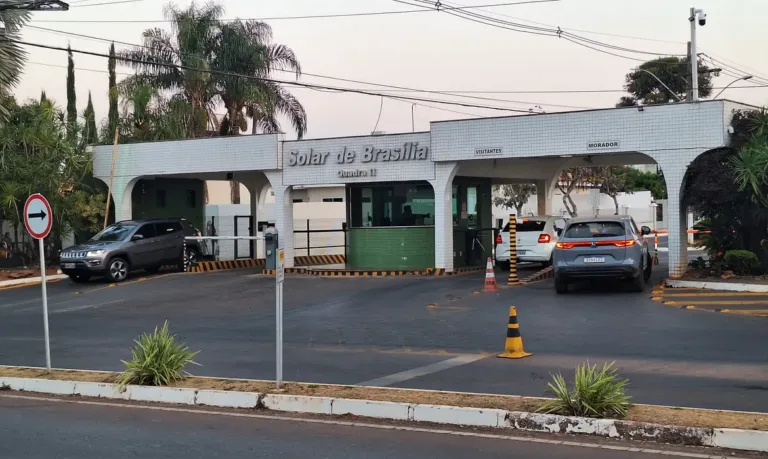 Jair Bolsonaro cumpre prisão domiciliar em Brasília