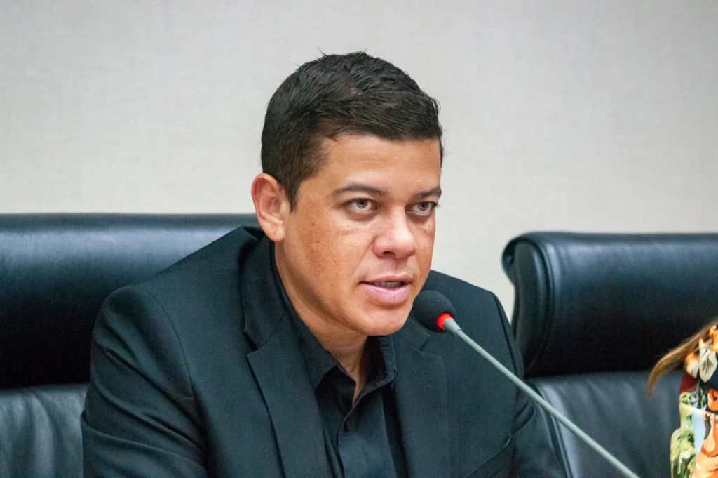 Deputado aparece na primeira posição do levantamento nos dois períodos analisados.
