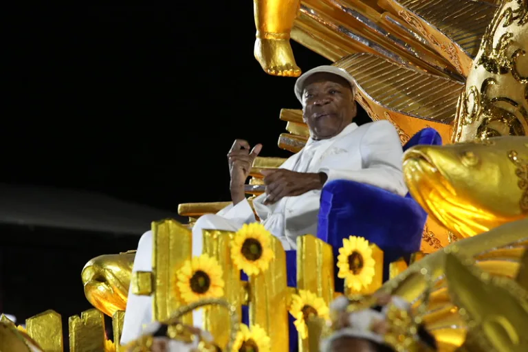 Cantor Milton Nascimento é internado para tratar pneumonia