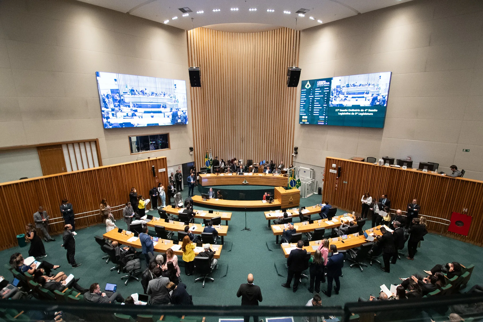 Deputados discutem a Lei de Diretrizes Orçamentárias durante a última sessão antes do recesso parlamentar.