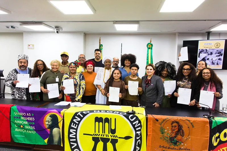 Cerimônia na Assembleia Legislativa do RS reuniu lideranças do movimento negro, parlamentares e representantes de organizações sociais
