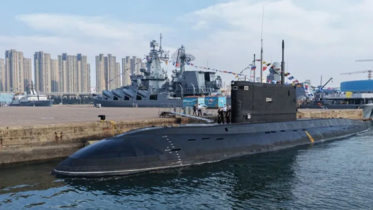 China e Rússia ampliam cooperação militar e Pequim testa míssil nuclear no Pacífico