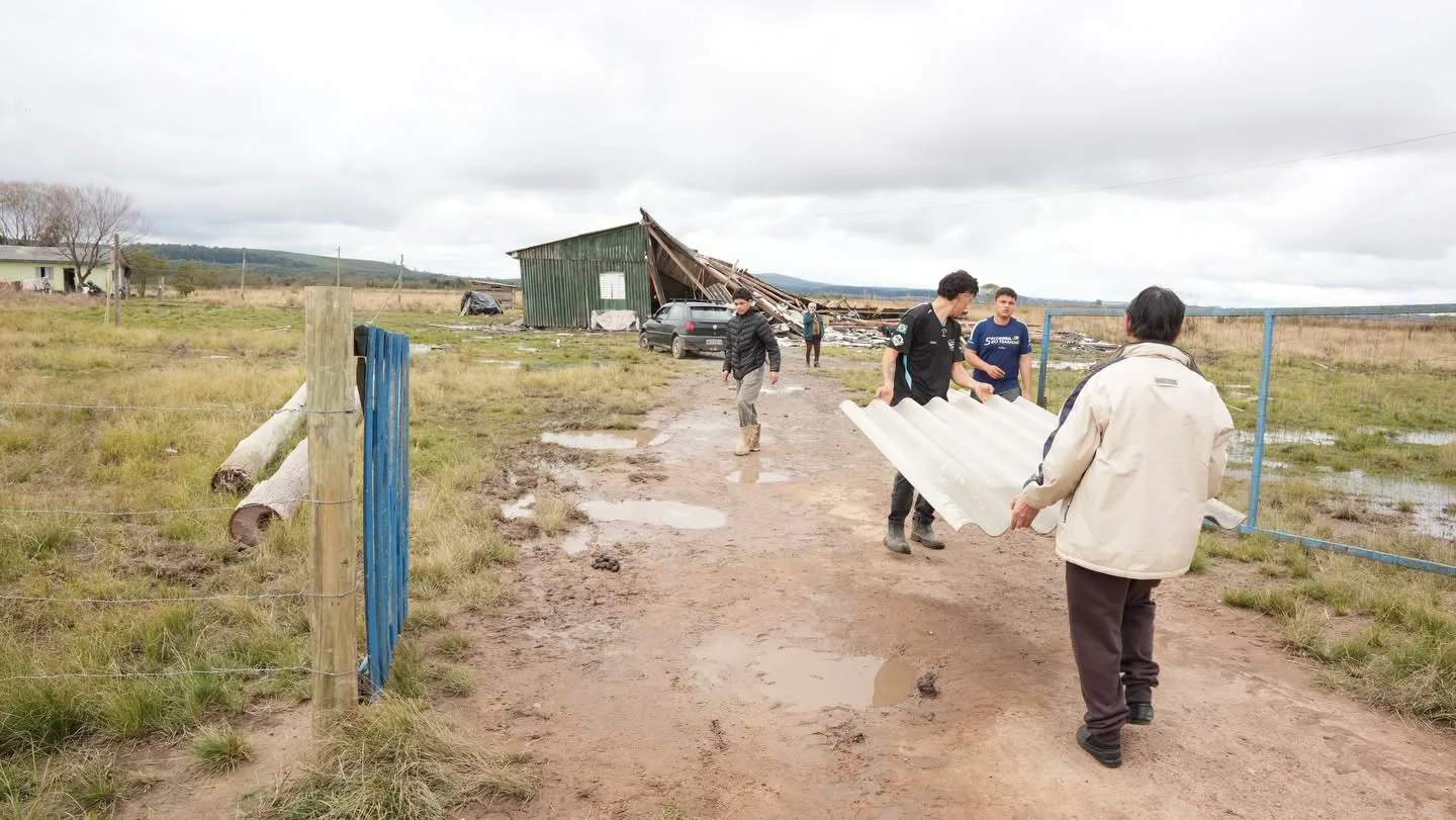 Casa destruída por temporal no assentamento Apolonio de Carvalho, em Eldorado do Sul (RS)