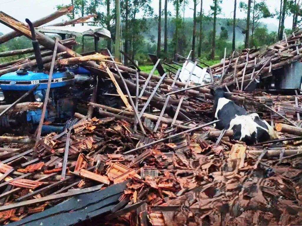 Indícios da ocorrência de tornado ou microexplosão provocaram prejuízos em Três Passos