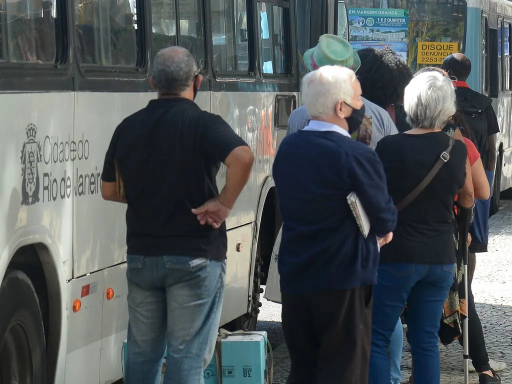 Rodoviários permanecem em estado de greve, após TST determinar 80% da frota siga operando
